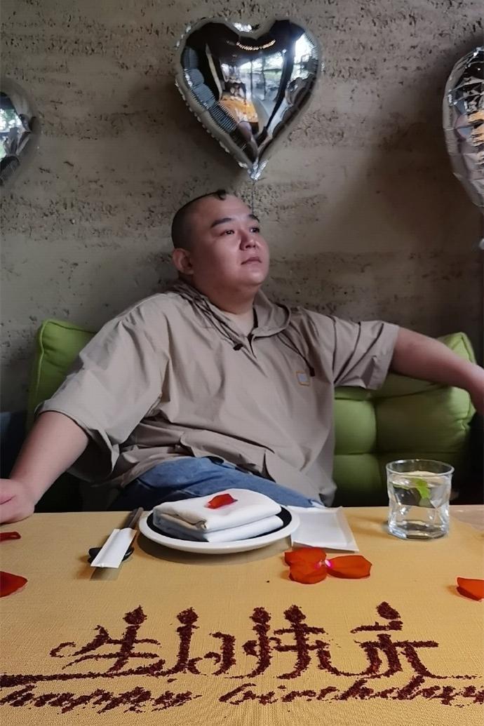 德云社教导主任杨鹤通生日，人情世故得到了最真实的体现。德云社有三四百名演员。普