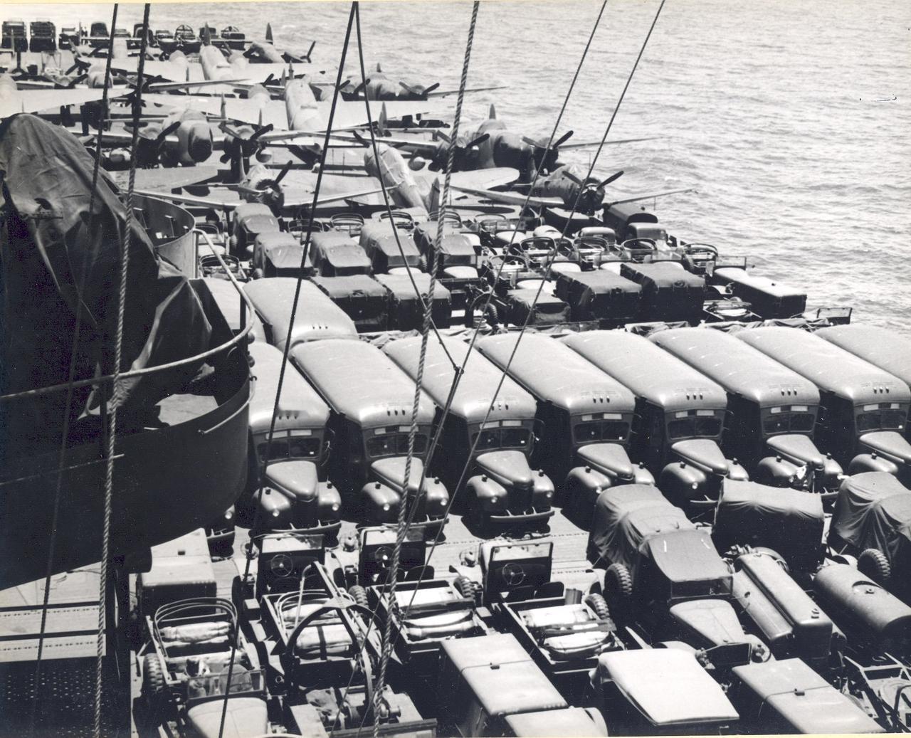 1944年6月9日，无畏号航空母舰离开美国旧金山港口时的景象。舰上装