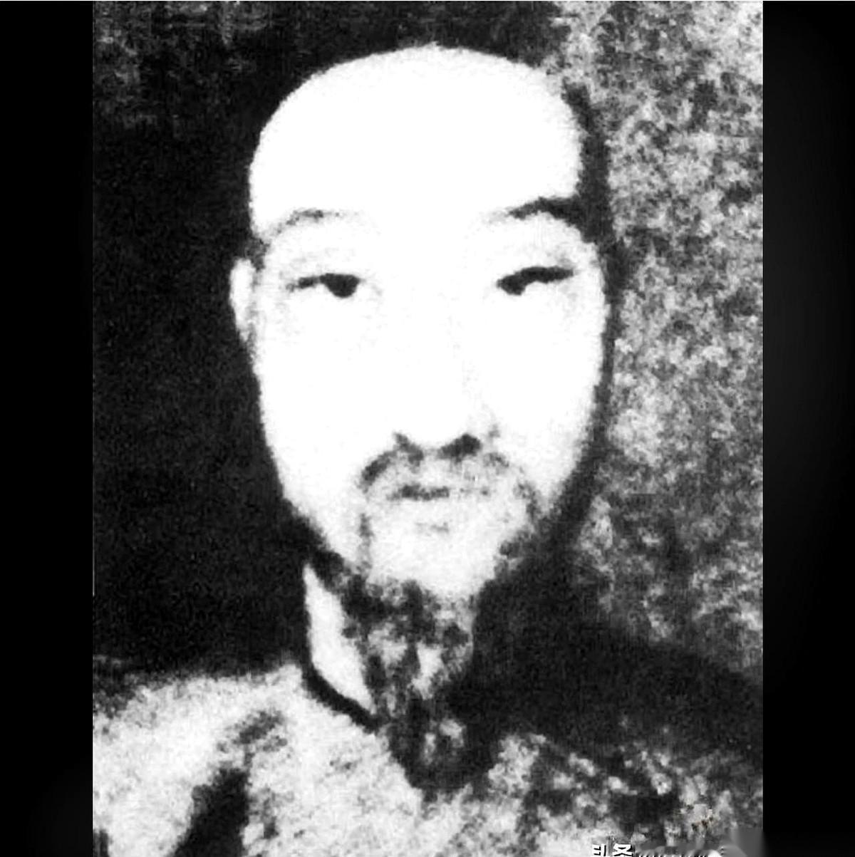 1844年，一个叫耆英的清朝大官，成了第一个被相机记录下来的中国人。你说巧不巧