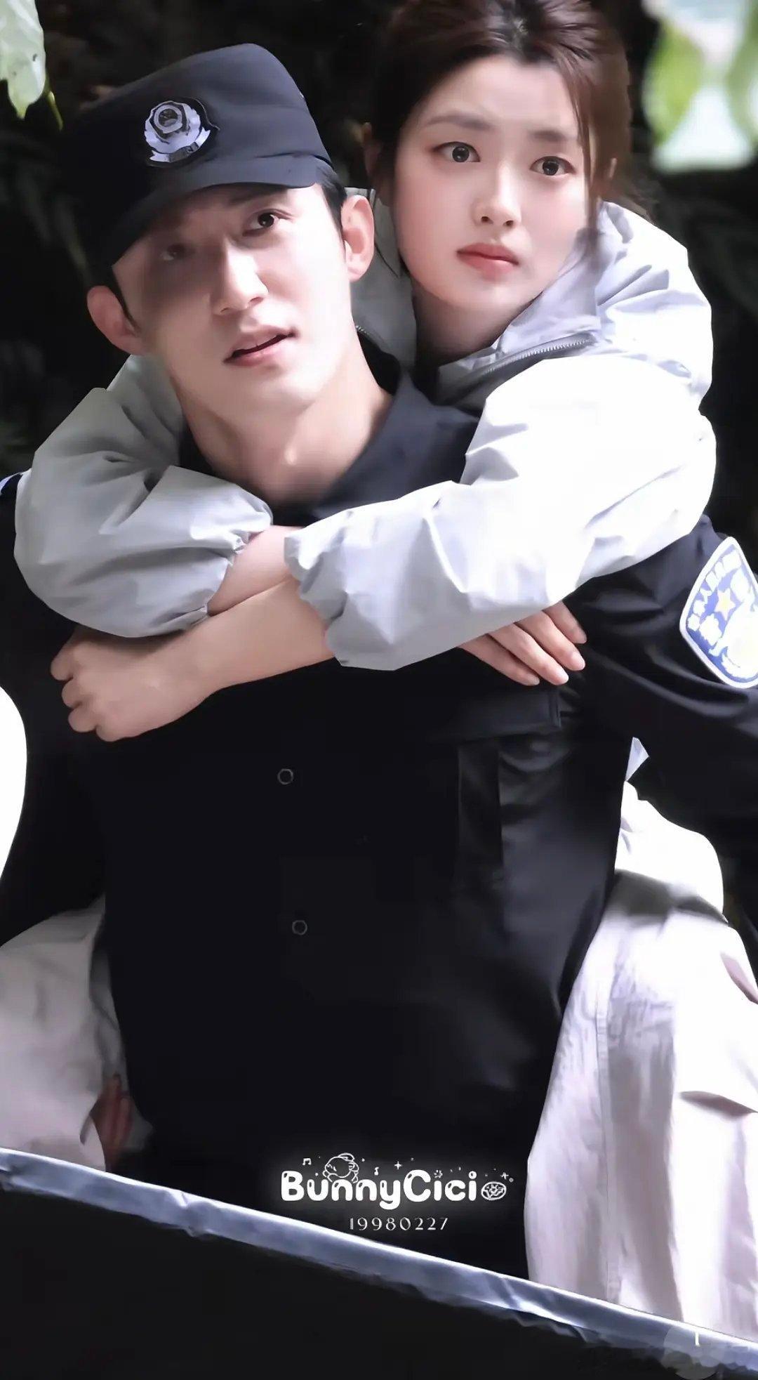 同样都是现偶，质感完全不同，一个土到极致，一个美得很养眼