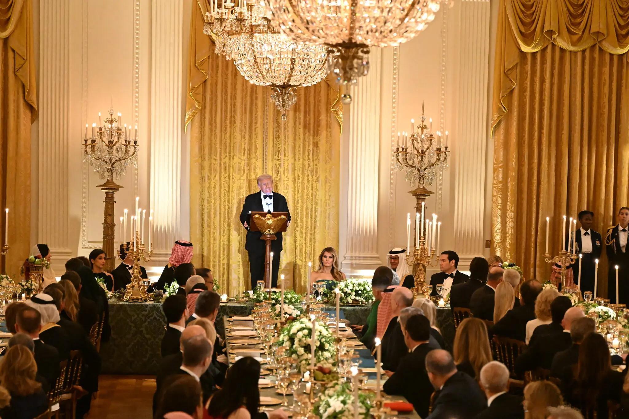 特朗普为沙特王储萨勒曼举办晚宴，马斯克、库克、黄仁勋等出席。其他参加晚宴的人员包