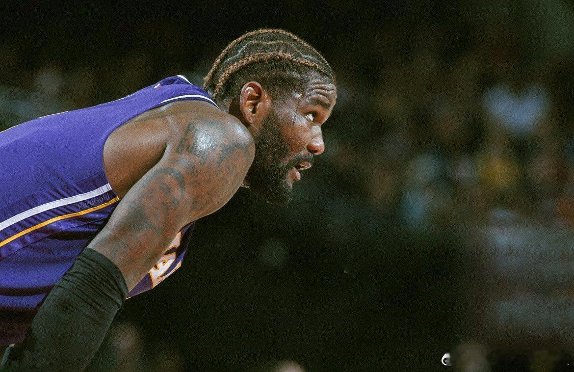 詹姆斯-沃西表示，艾顿现在在湖人如鱼得水。“当你加入一支优秀的球队，一支有辉煌战