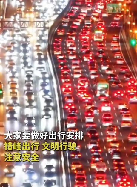 泰山已经失守！全国游客哪里是来旅游的，分明是来排队“登基”的。已经预想到五一假