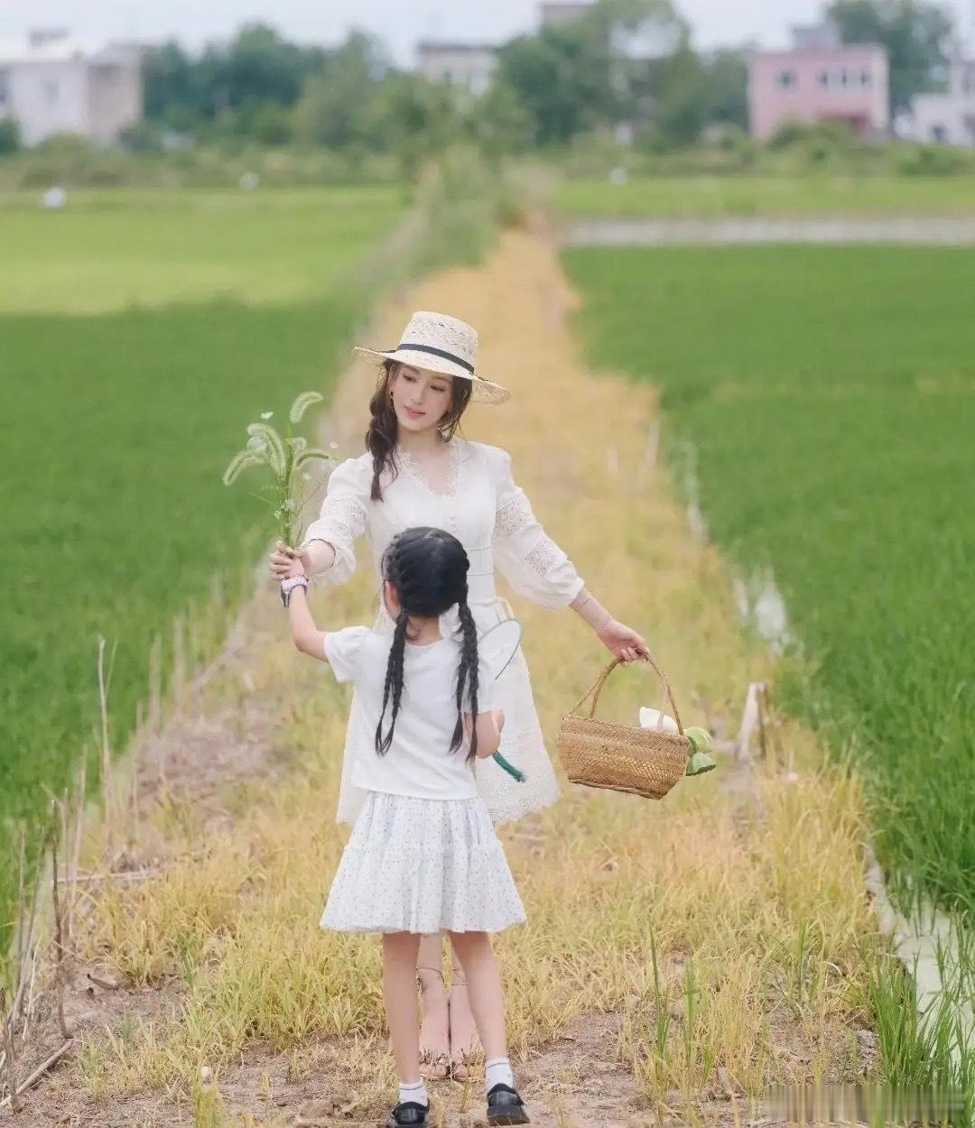 郭富城家两个女儿暑假去姥姥家，方媛晒在安徽拍的照片，老家路上长满杂草，她和女儿回