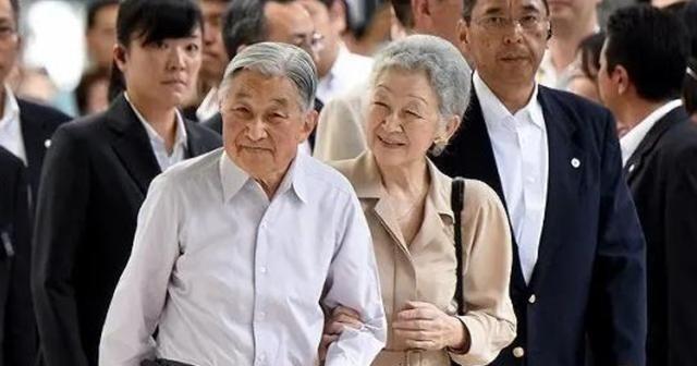 1992年，日本天皇首次访华，然而让人疑惑的是，这位天皇居然在国宴上强烈要求中方