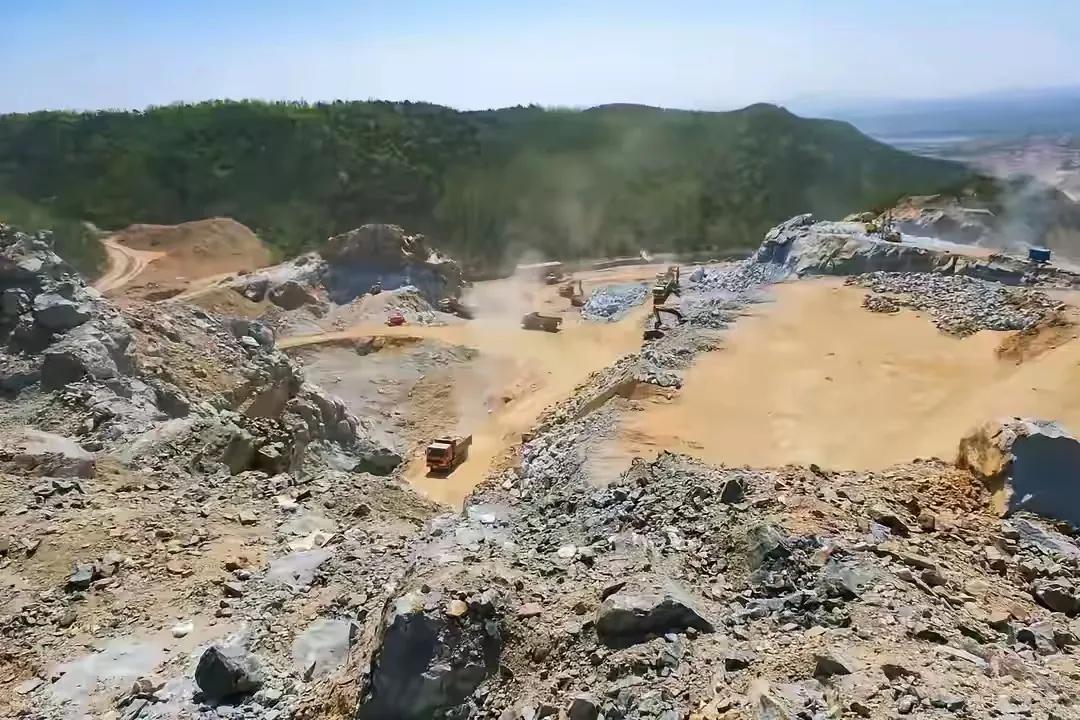 马斯克说，美国的稀土一点也不稀缺，全世界随便开采，但全世界的稀土却都得运到中国提
