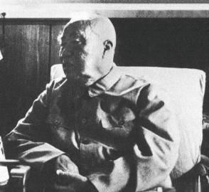 1973年12月21日，毛泽东召开中央军委会议，朱德应邀参加。朱德刚一走进会议室