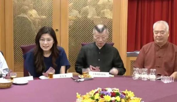 95岁老党员摔断腿也要投票！郑丽文赴约2028：必返桃园见你95岁丛伯伯的