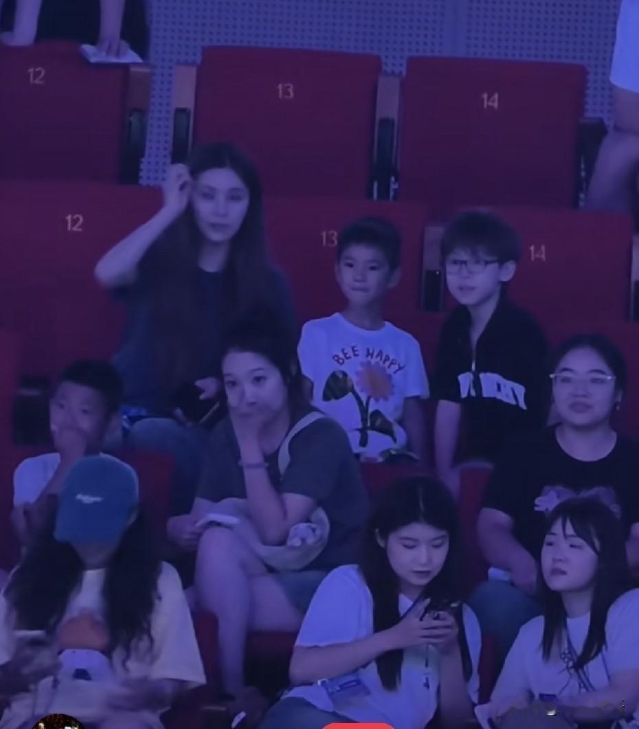 奚美丽带着凉皮和二宝在现场看比赛。乒超第二阶段的比赛在雄安，奚美丽也带着俩孩子
