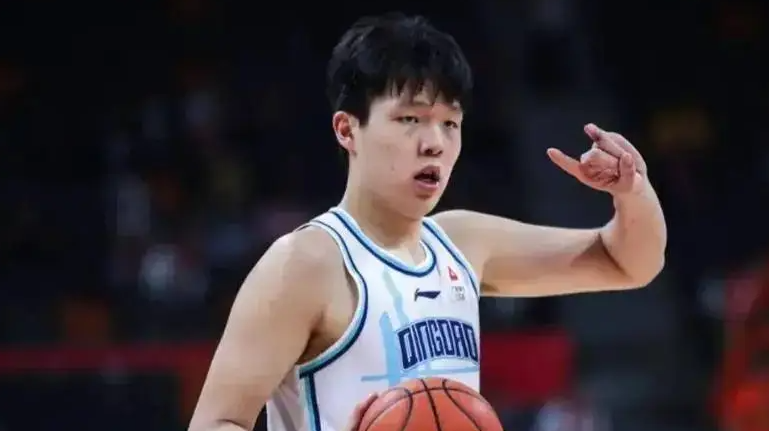 杨瀚森大概率会入选新秀一阵，他的竞争对手表现一个不如一个，要不太糙要不球队不重视