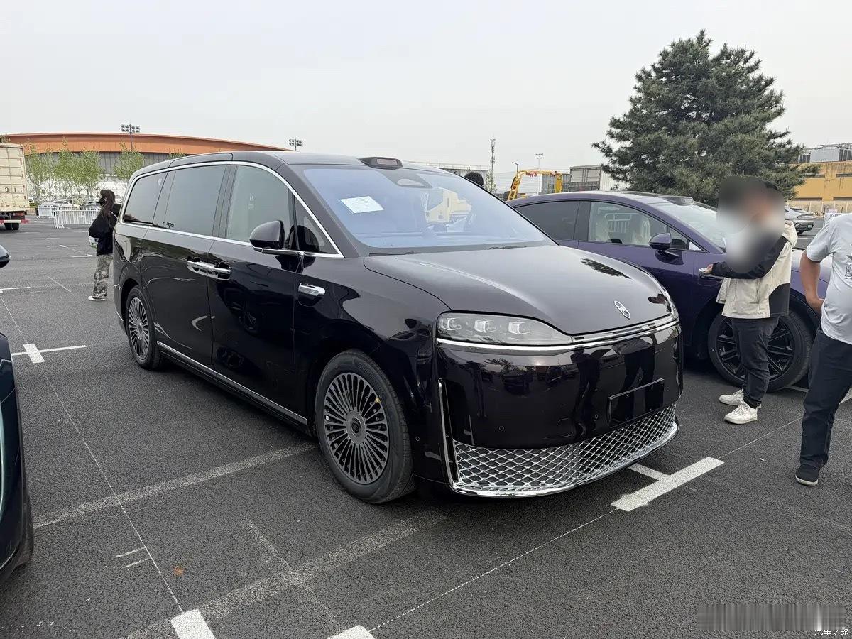 智界V9这个大嘴挺夸张～1.5T增程+双腔空悬+后轮转向，896线激光雷达，不同
