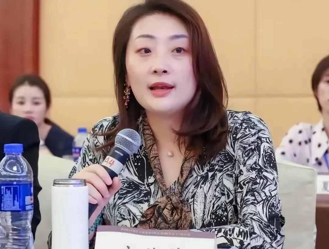 杜三娘自以为聪明了一辈子，玩弄包括宗庆后、宗泽后于股掌之间！直到宗馥莉此刻甩出去