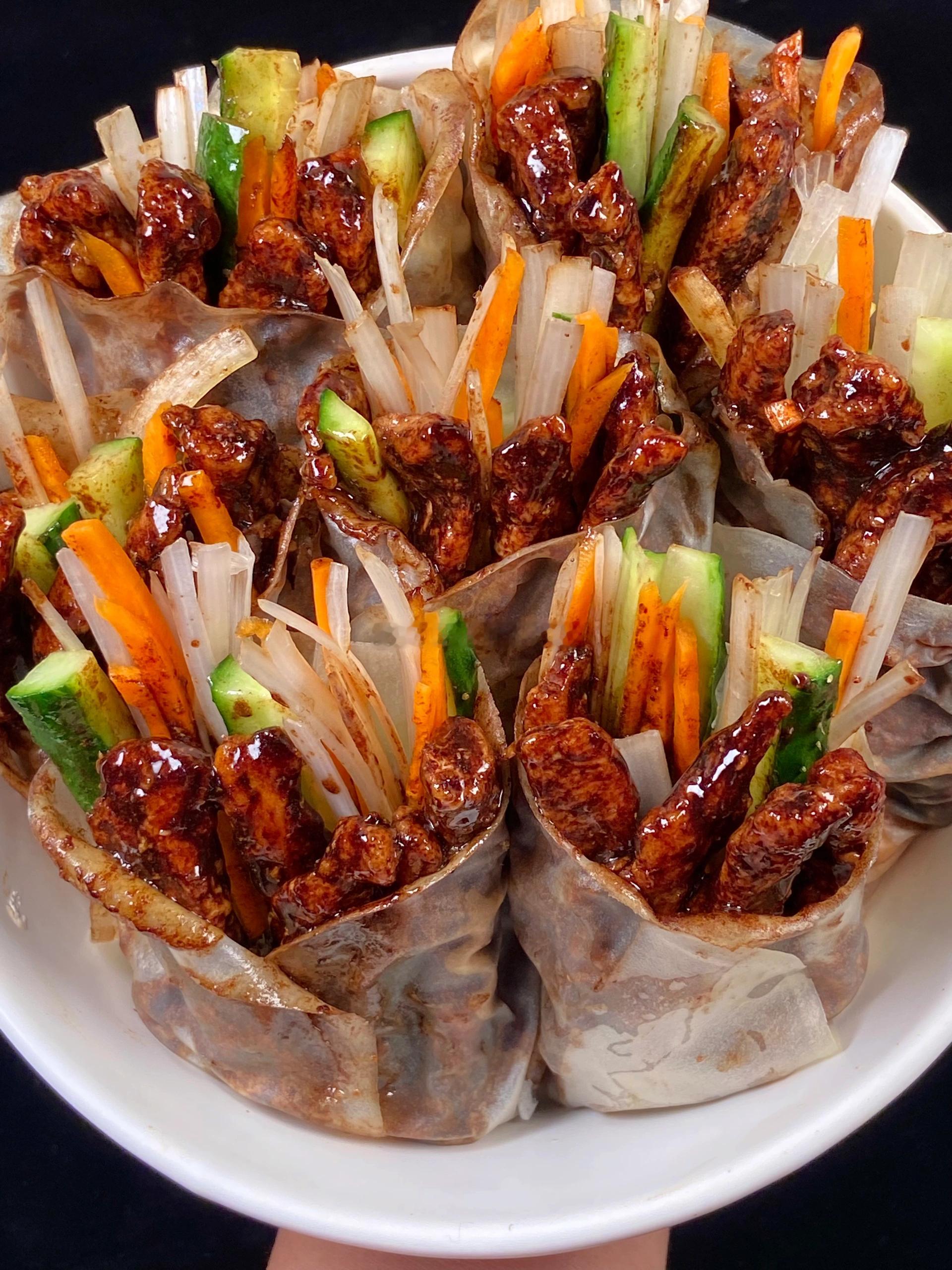 就这个京酱肉丝，一口咬下去真的嘎嘎香