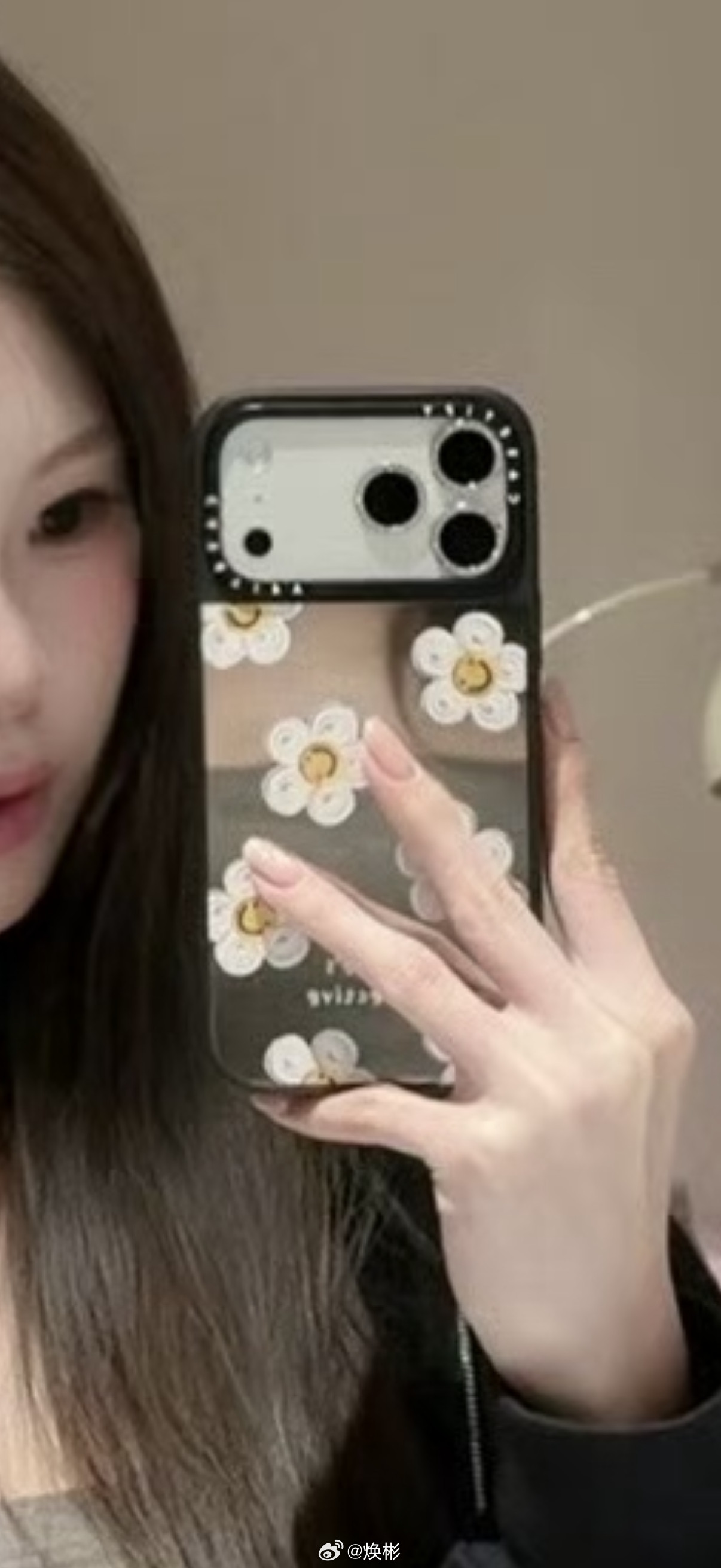 富人新标识：最新款ProMax版iPhone戴casetify手机壳同时包包上