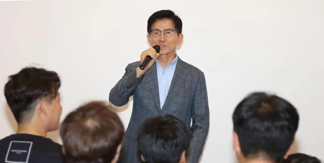 #韩国在野党#国民力量党最新民调，支持率跌至10％，前总统后选人金文株表示:自