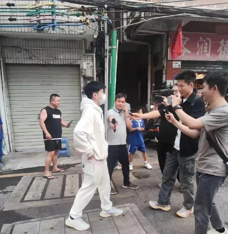 赵心童回家乡太接地气了！此前网络疯传的“豪门出身”传言，在沾着烟火气的真实场景