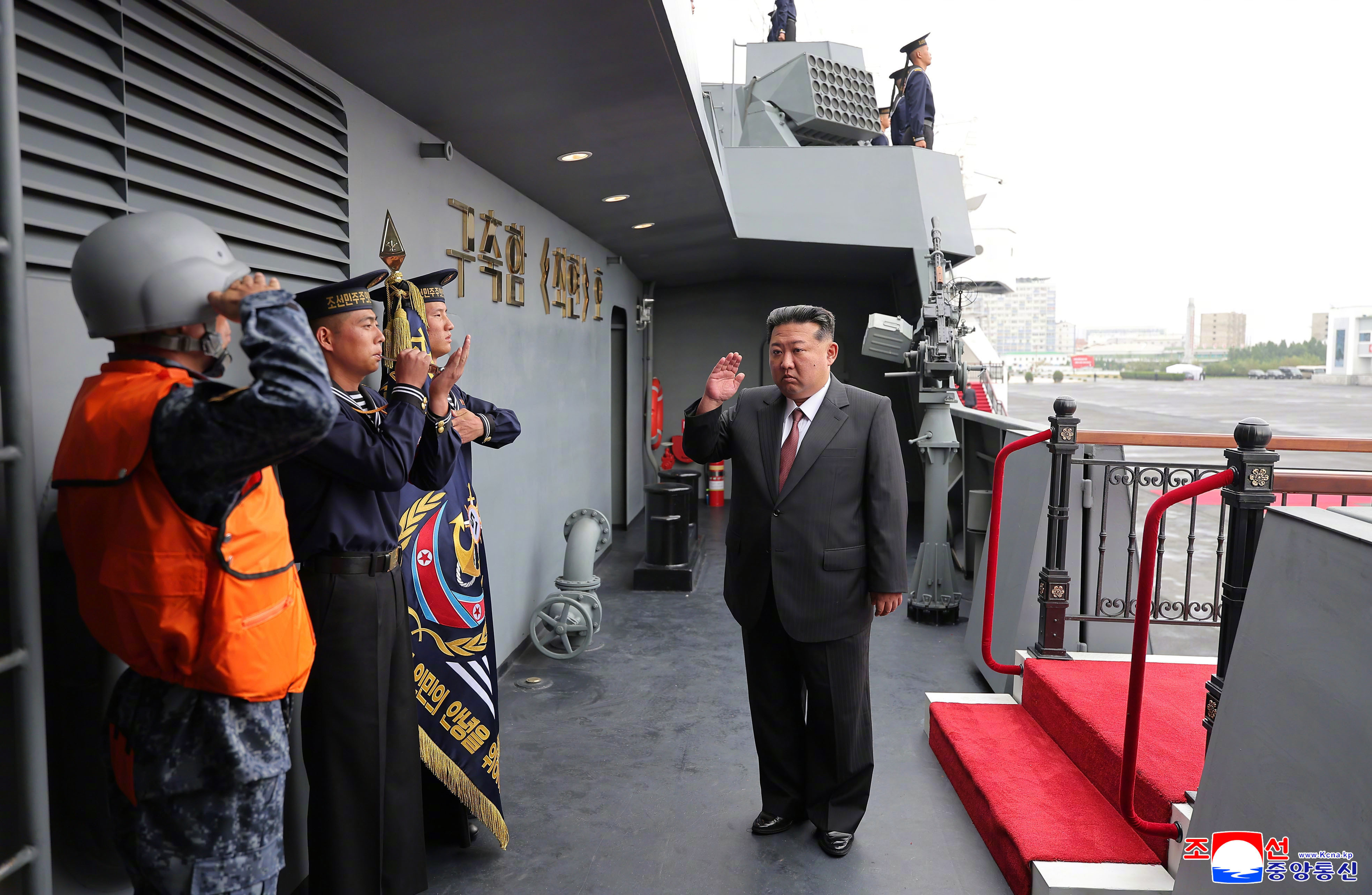#金正恩登上崔贤号驱逐舰#【金正恩登上“崔贤”号驱逐舰】据俄罗斯卫星社10月6日