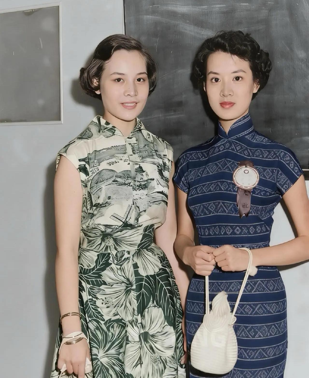 1954年，16岁的蒋孝章与18岁尤敏的合影，蒋孝章穿着洋裙，尤敏穿着旗袍，两位