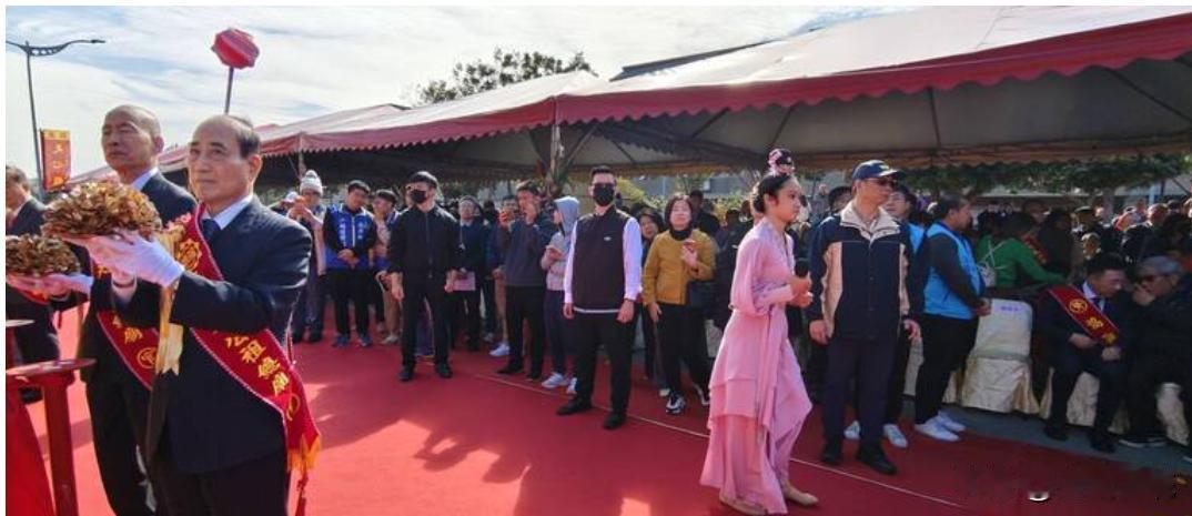 剪彩名单没有他江启臣只能坐台下观礼台中某宫庙今天（10日）举行活动，国民