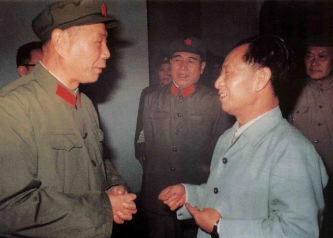 1981年11月，珍贵老照片。左一是当时的福州军区司令员开国上将杨成武，在皮定
