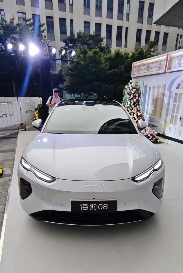 不是，海豹08的竞品是小米SU7？这你还真不能否认，因为在主机厂眼里，抢同一拨