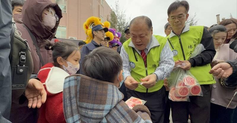 陈光复跌倒搅乱绿营年底布局，“夫人派”争出线选澎湖县长寻求连任的民进党籍澎湖县