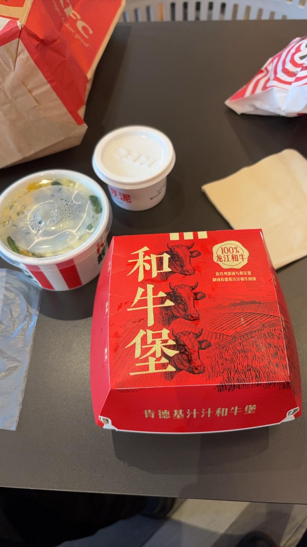 现在觉得去肯德基或的麦当劳吃个早餐也非常的合适。里面有稀饭，油条。当然喜