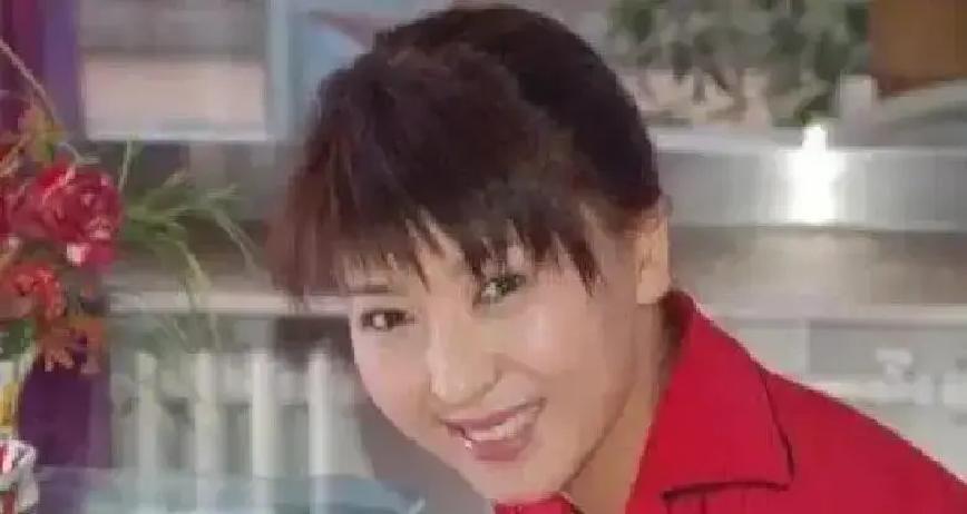 三天掉光40%代言闫学晶一句“穷得只剩时间”，把中老年观众的心戳了个洞。品