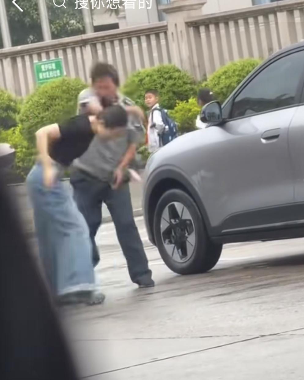 福建三明保安这一巴掌打出的不只是纠纷更是几条扎心教训很多人只看片段骂女