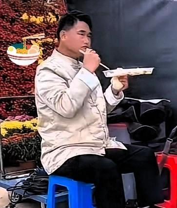 朱之文被安排坐“二号桌”，主桌推杯换盏，他一个人吃完一碗面，起身走了。视频一出