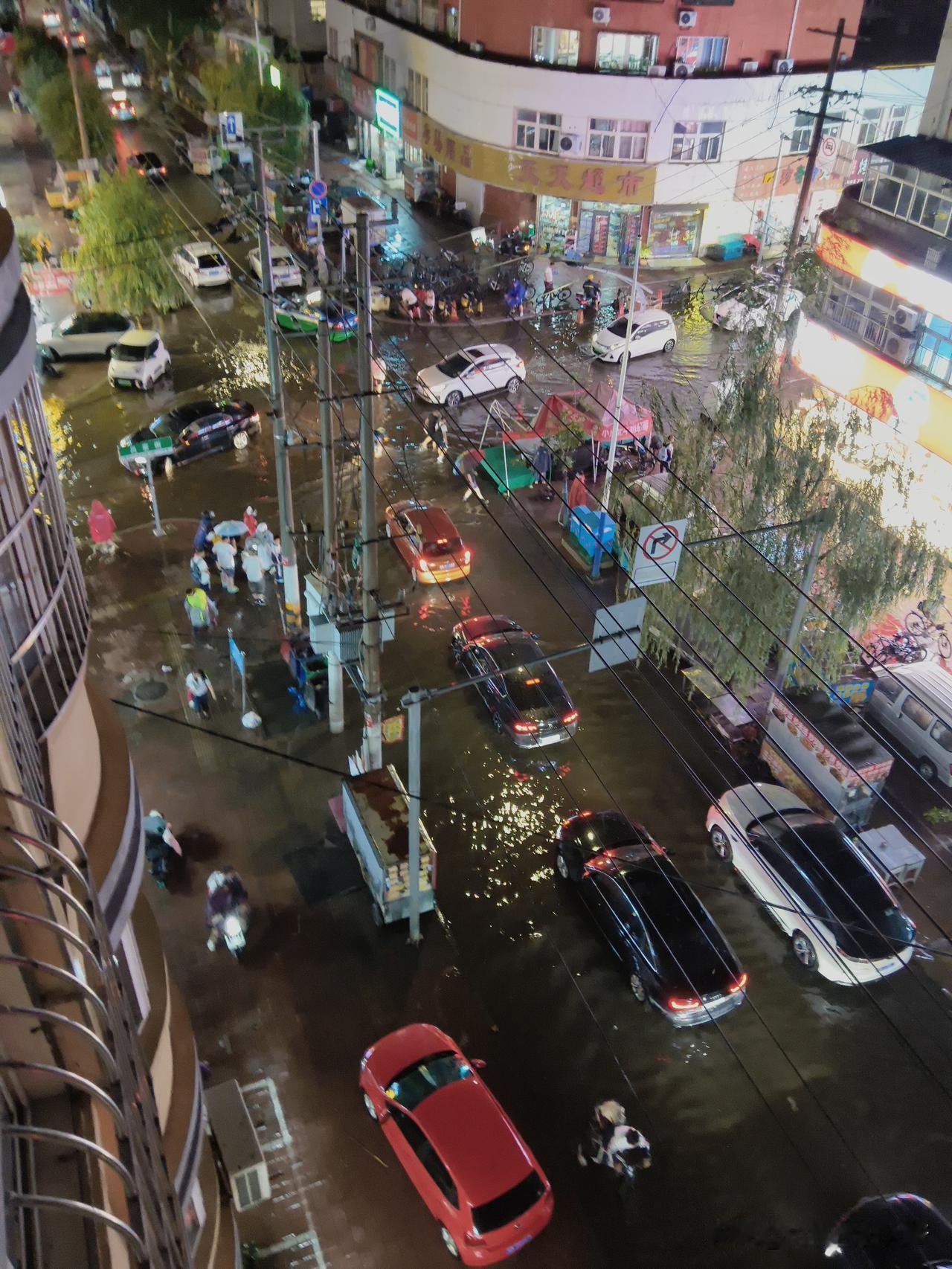下大雨，谁来接你？昨天大雨突至，许多老师和孩子困到学校。孩子们在教室等着爸妈