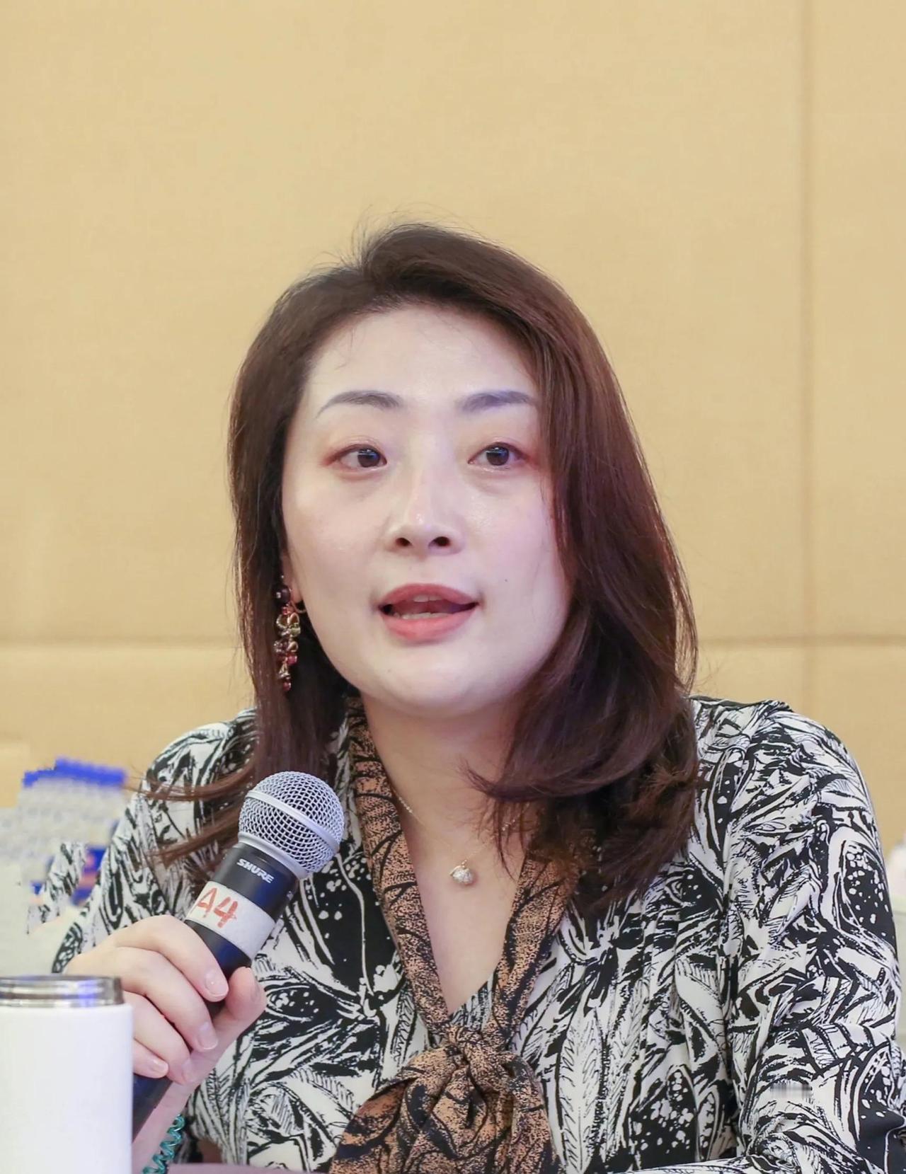 娃哈哈这艘大船，最近悄悄调转了舵手的方向。宗馥莉卸任董事长的消息，像一粒石子投入