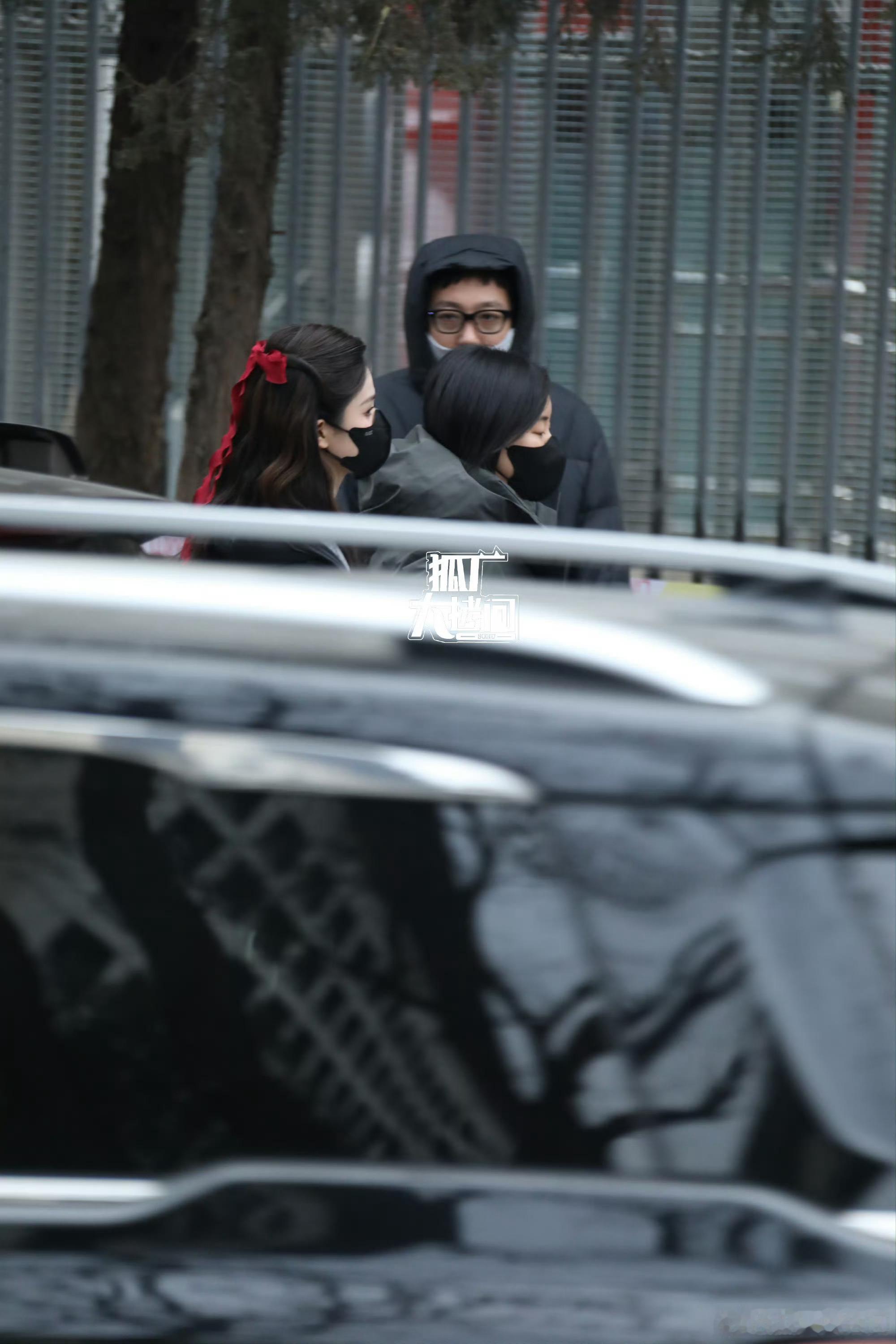 白鹿春晚红蝴蝶结造型白鹿红蝴蝶结白鹿红蝴蝶结，期待春晚舞台