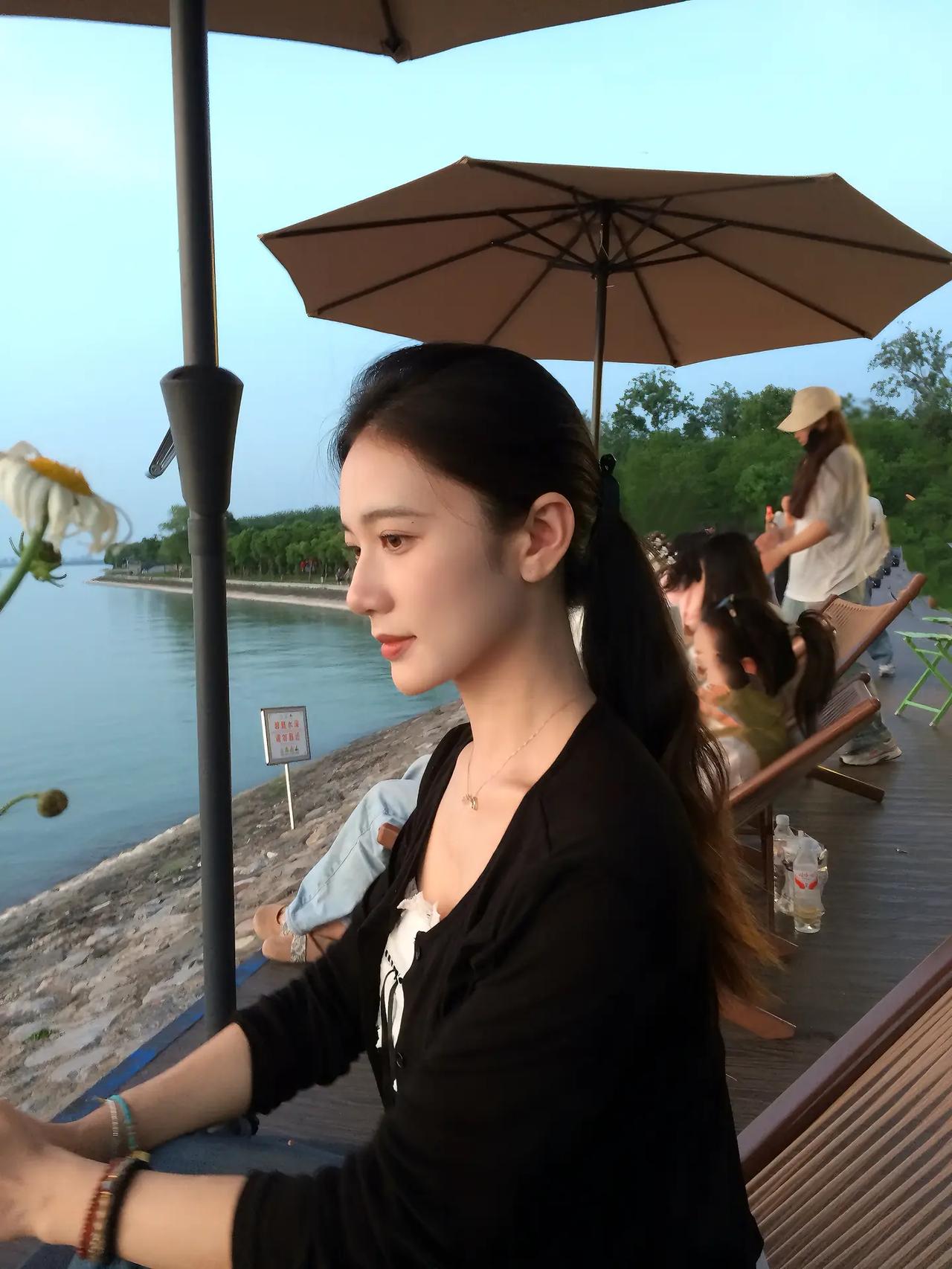 湖畔静坐，悠然自得，享受宁静时光。