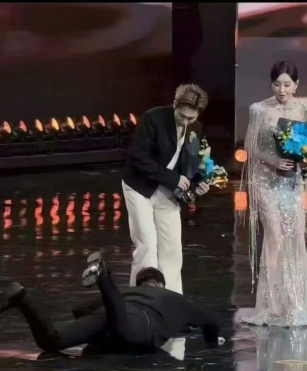 曹国伟也被某人瘟到了