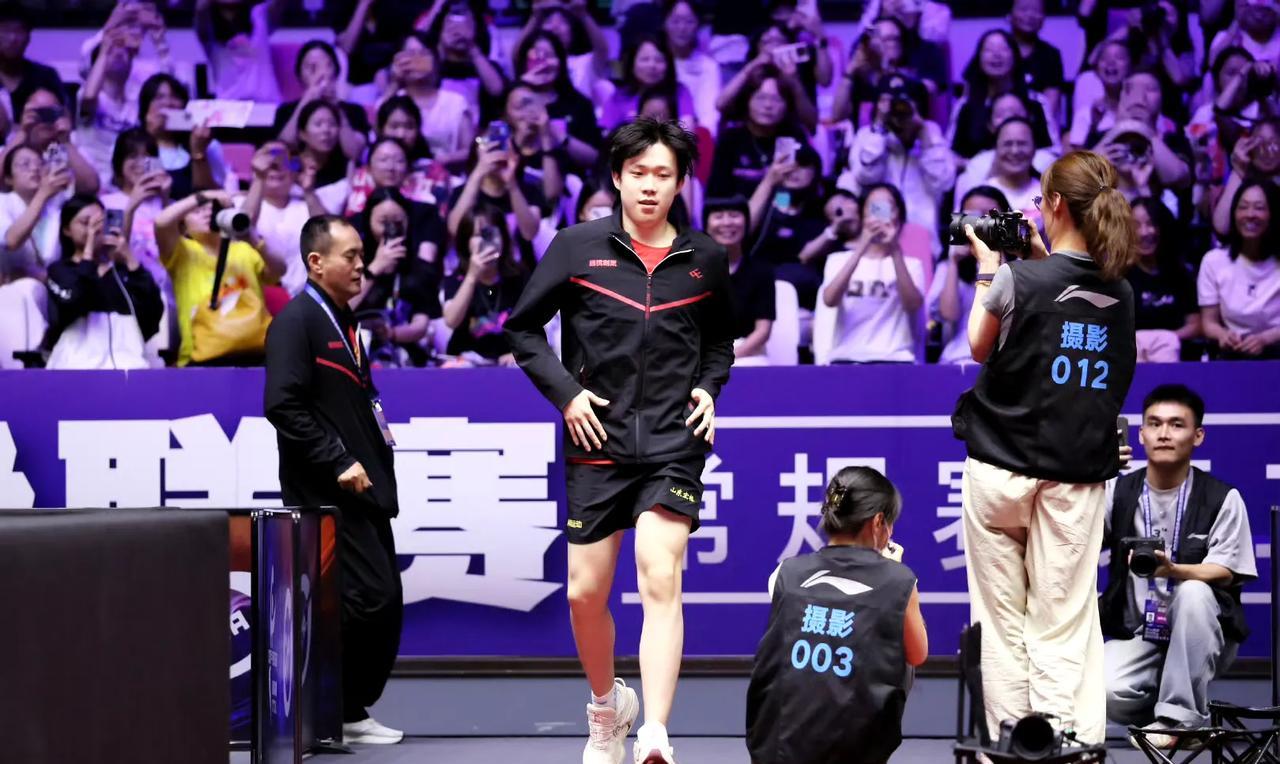 乒超第二阶段最后一场打完看王楚钦从后面跑过来还以为他会像去年的乒超结束一样会