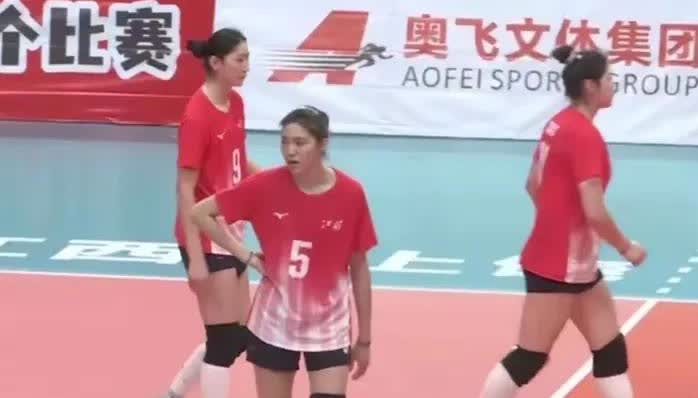 暑期的华东四强邀请赛，第二回合的中国体彩杯，江苏女排2：3（21：25，17：2