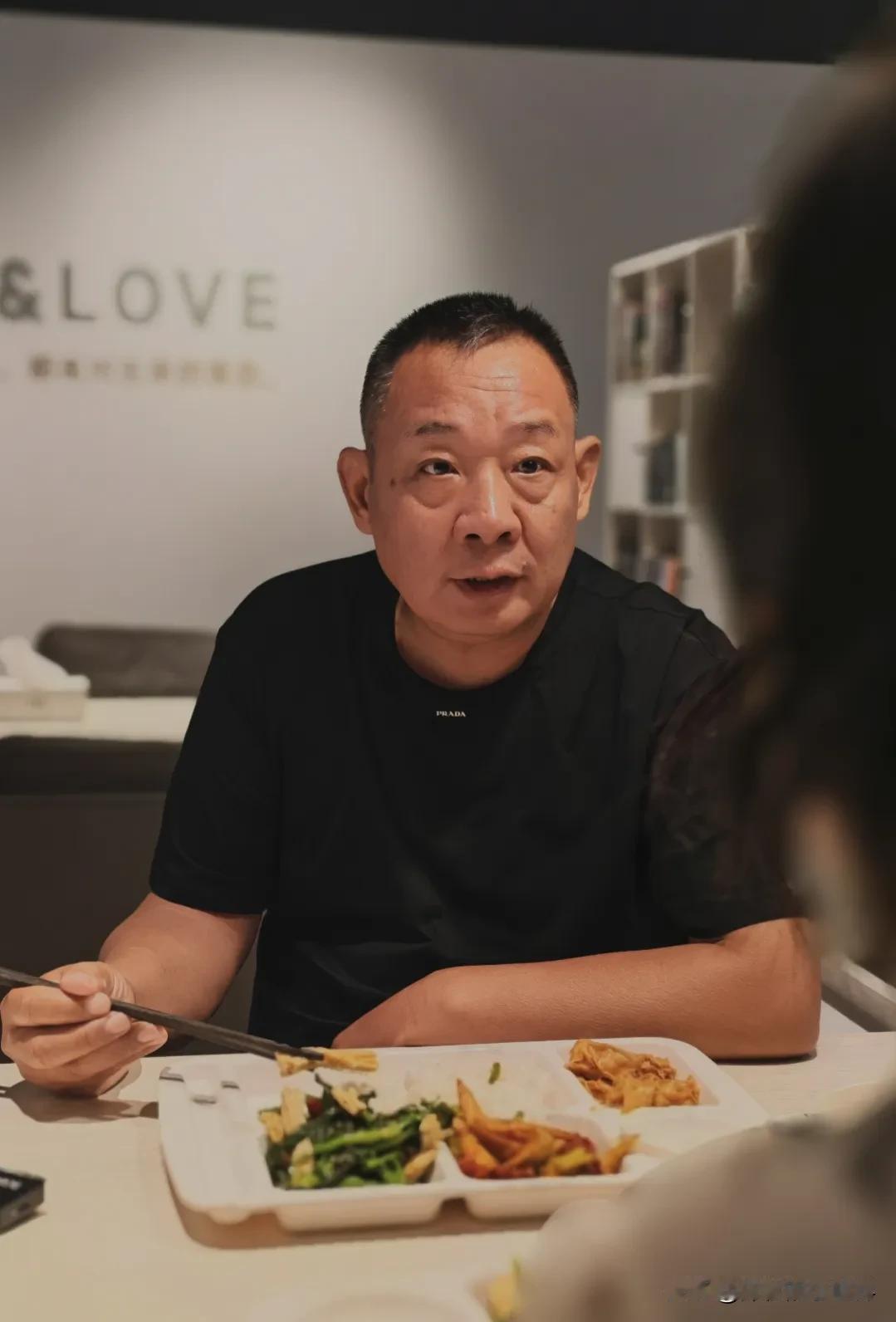 终于知道胖东来招聘“仅限河南户籍”的理由了。不是因为地域歧视，而是不希望夫妻两