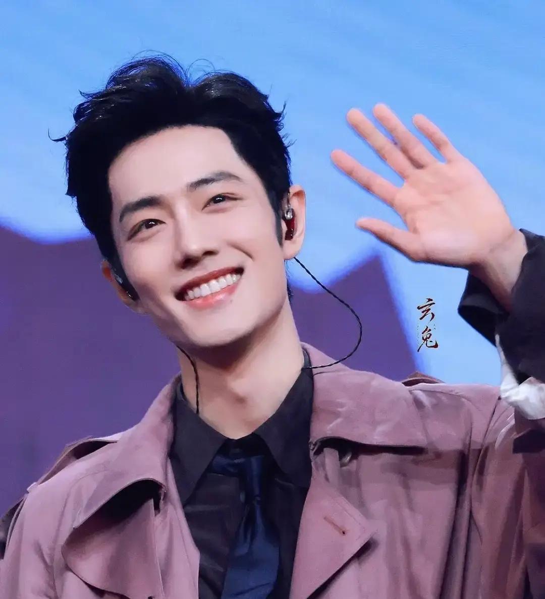 紫西装秒上热搜，他到底凭什么？跨年那身薰衣草色西装，镜头扫过去，全场尖叫。