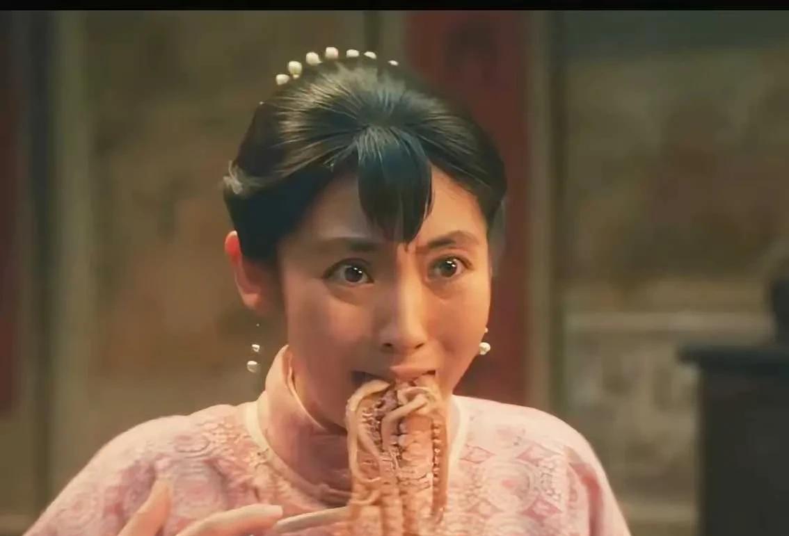 邢菲这不就火了，《生万物》邢菲饰演的苏苏真是看的让人着急，好好的女孩子，傻乎乎替