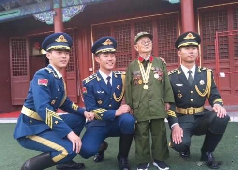 1939年，一个“小男孩”在街上碰见日军军官茨谷五雄，随后礼貌地鞠躬。然而，茨谷