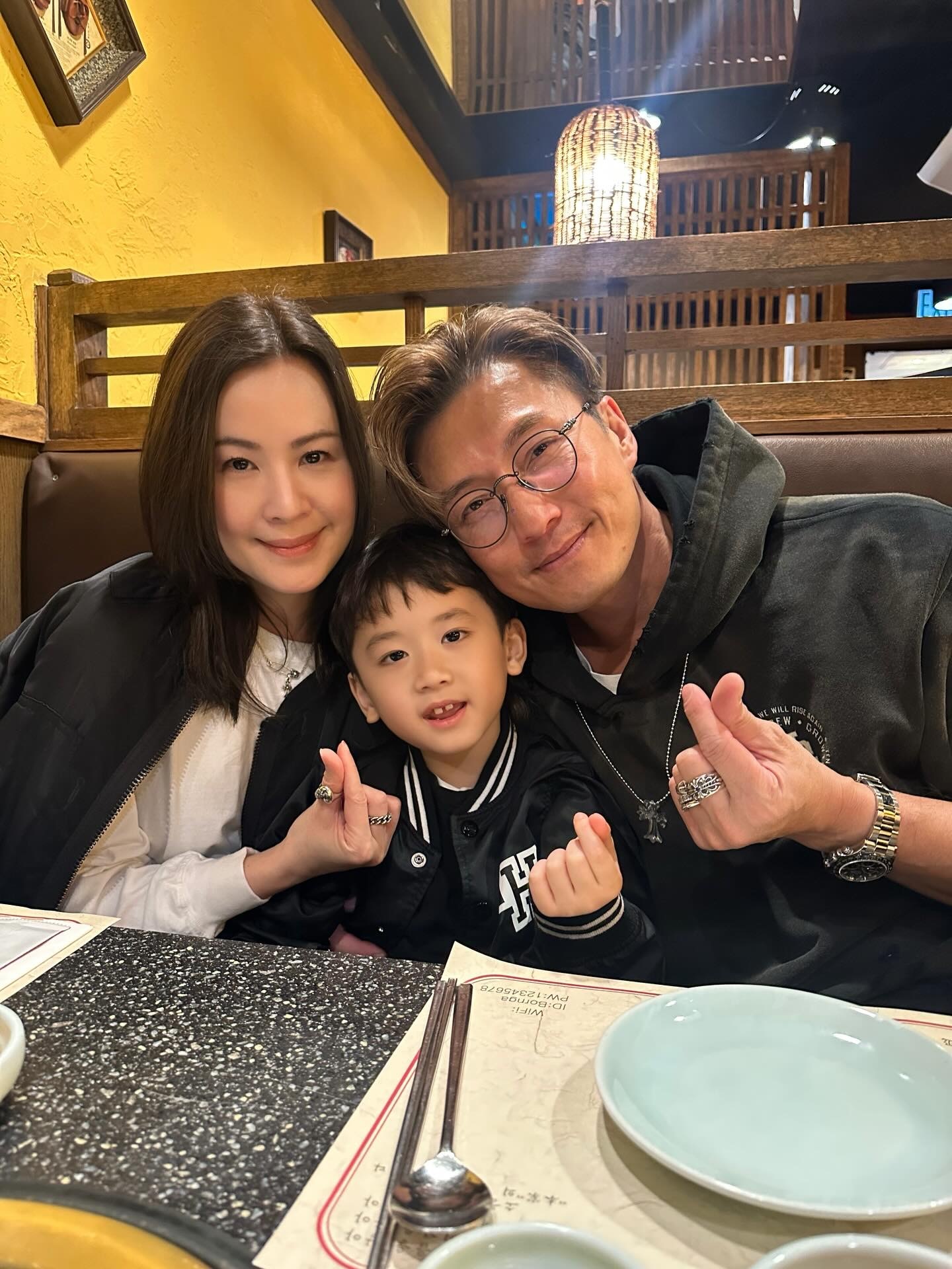 陈山聪一家三口吃情人节餐