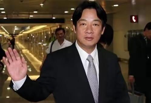 赖清德曾认为：中华人民共和国从1949年10月1日起，没有对台湾行使有效管治权，