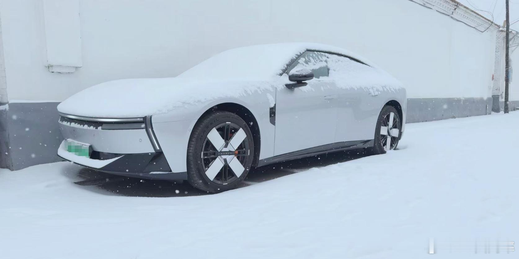 群里看到的小鹏全新P7美图一张。皑皑白雪下的凌厉P7，这个轮毂我觉得更搭P7的