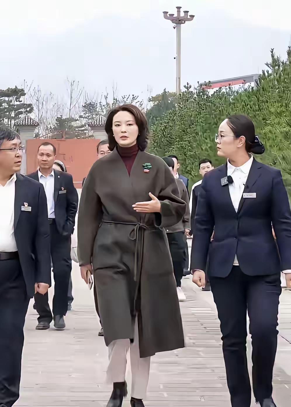 你们认识这位美女吗？她曾经是央视一姐的存在！她的美无人能敌，就算是董卿、朱迅来