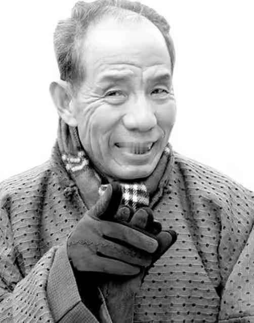 魏宗万追悼会正式举行，现场布置简单但却不失庄重，尤其是遗照，和网友生前追悼他常晒