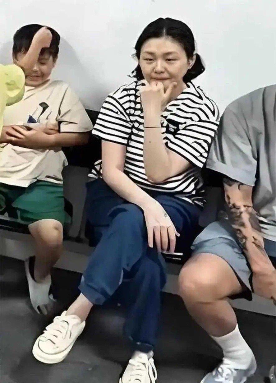 曝大S生前带娃原生图,比具俊晔老太多了……近日：小S发起悼念活动后，有网友分享出