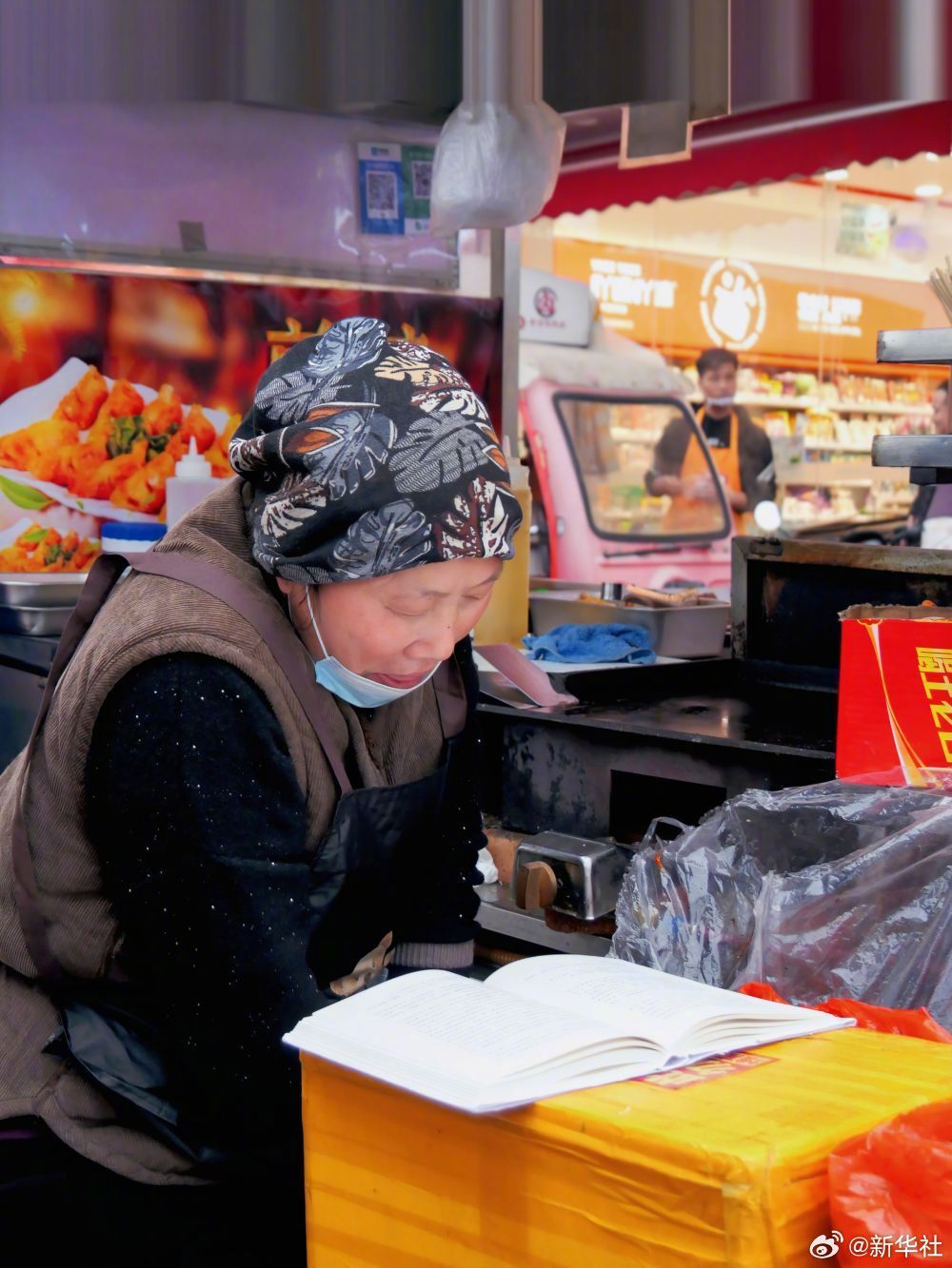 【#爱读书日常瞬间#】用镜头记录读书，让书香飘进生活。戳链接，一起感受阅读的美好