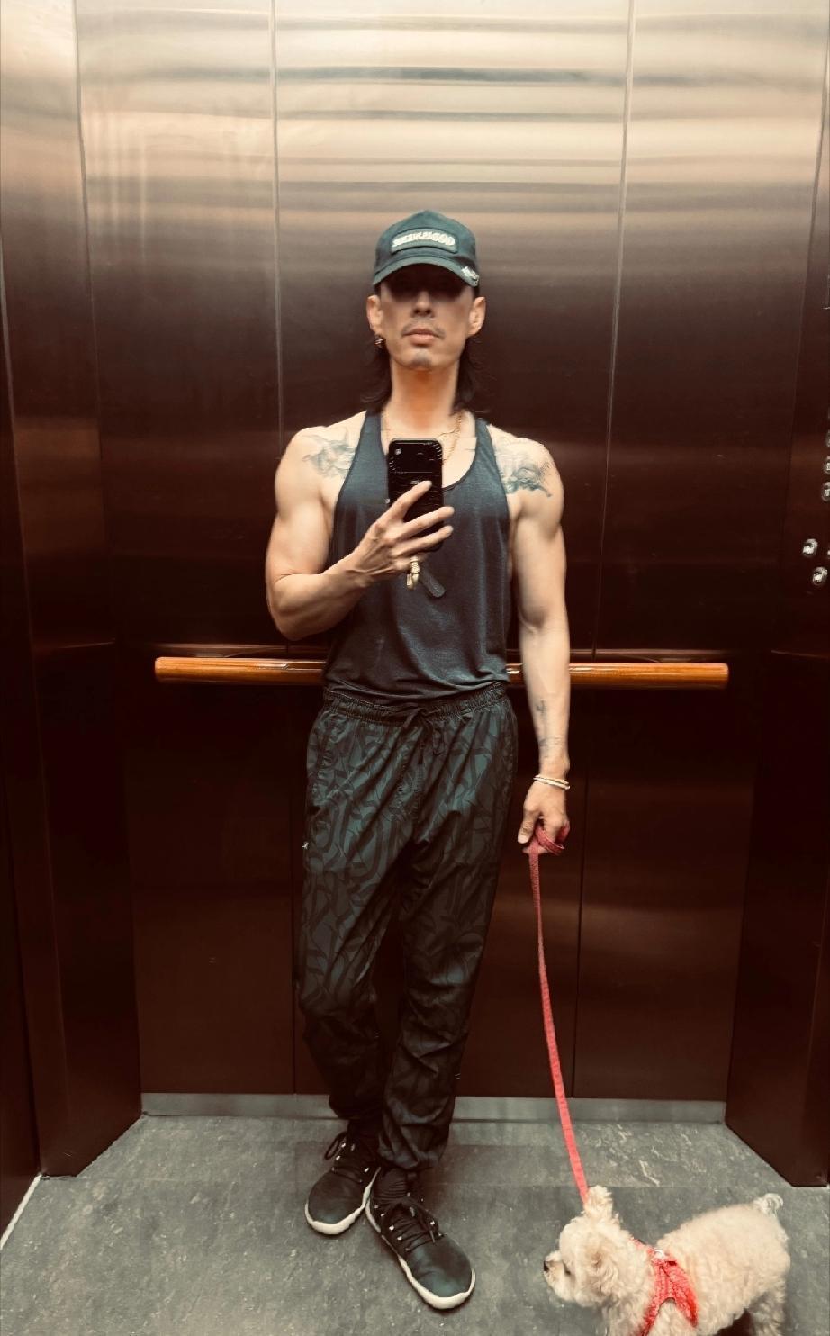 吴建豪被嘲暴瘦如麻杆后再发自拍照，这次他只穿了一件背心，露出了两只肌肉布满的胳膊