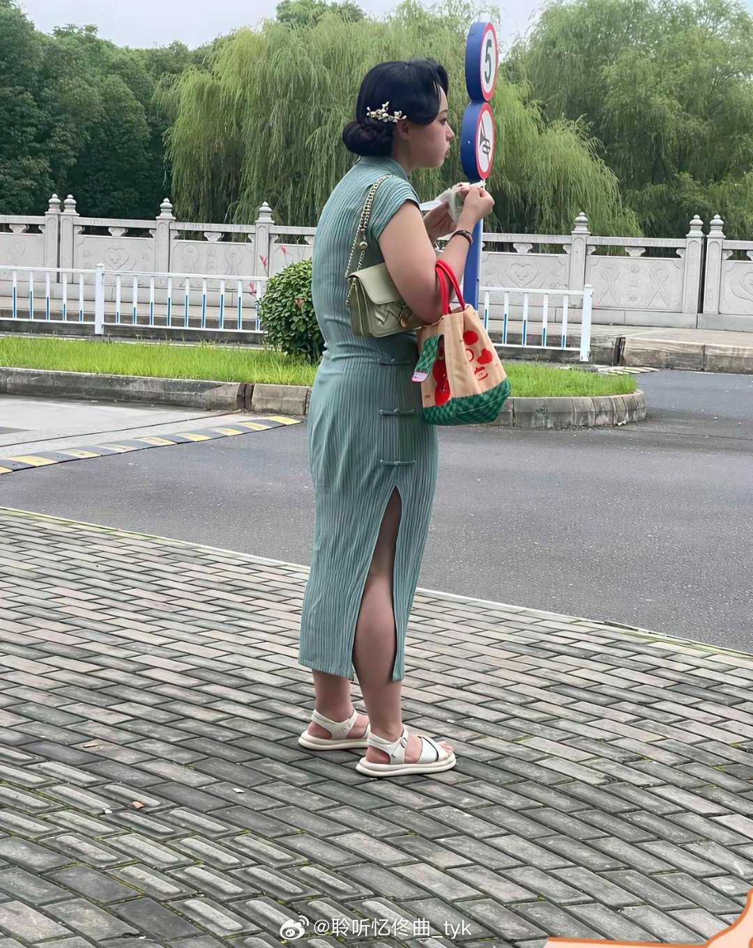 今天随手拍的，看起来岁数也不大，这样的穿搭太出镜了！